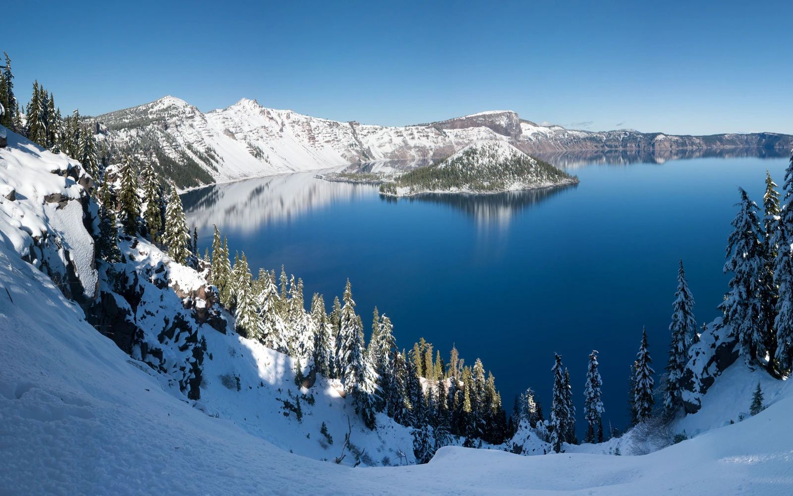 Lake area and mountain land in Gresham